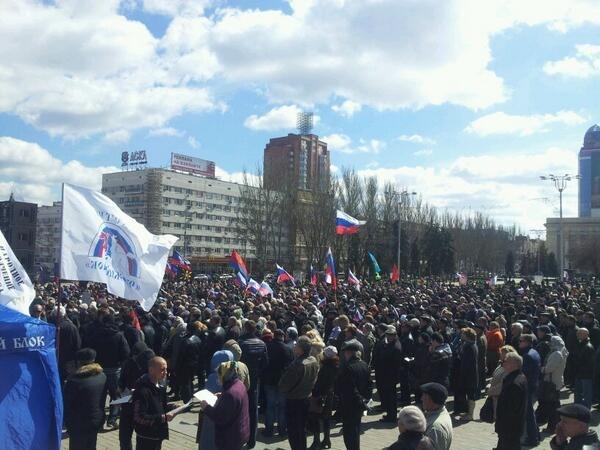 Пророссийские активисты требуют федерализации в Донецке, - фото