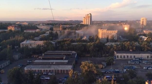 Террористы обстреляли Донецк, в городе начался пожар