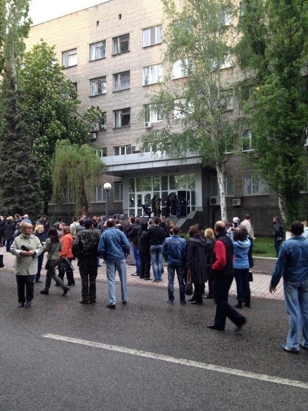 В Донецке сепаратисты захватили здание СБУ: 