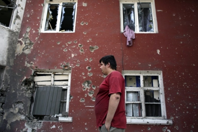 У чотирьох районах Донецька чути потужні постріли і вибухи, - мерія