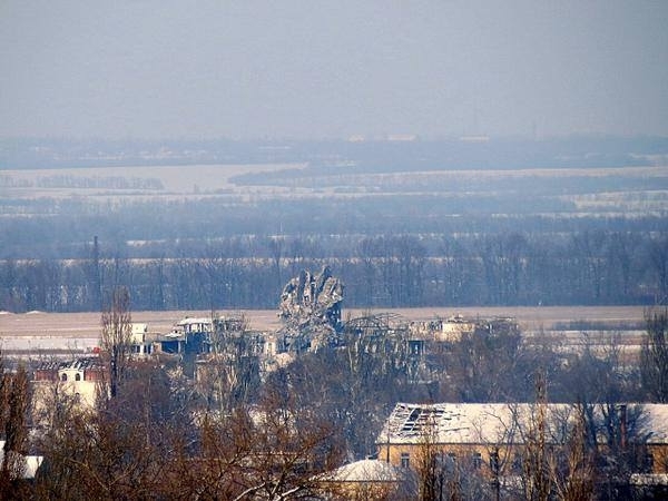 РНБО повідомляє про часткове пошкодження вежі в аеропорту Донецька, - фото