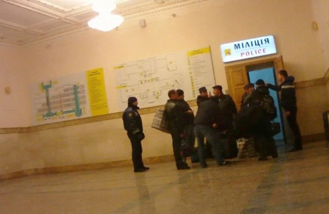 На Донецком вокзале милиционеры обыскивают пассажиров львовских поездов