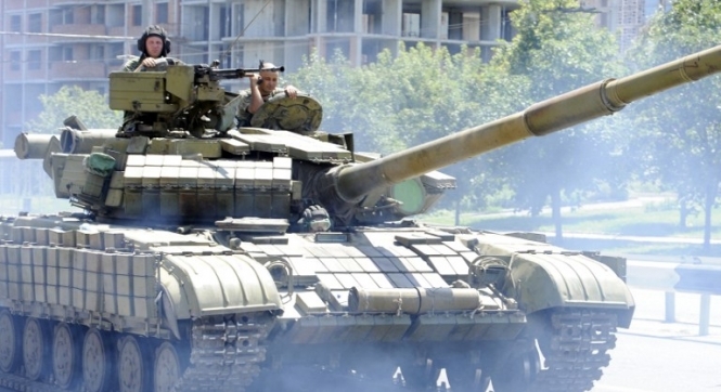 Террористы стащили в Донецкий аэропорт еще 6 танков и 4 ББМ