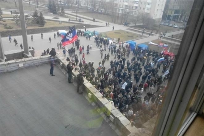 Люди із російськими прапорами виламують двері Донецької ОДА