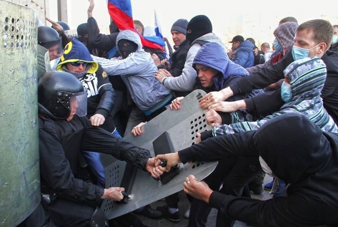 Пророссийские активисты пытаются в Донецке давить на украинских военных