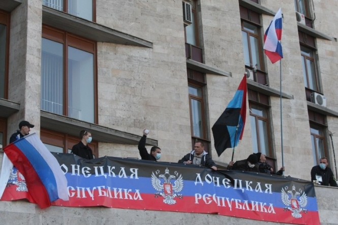 Над Донецькою ОДА встановили прапори РФ та забороненої 