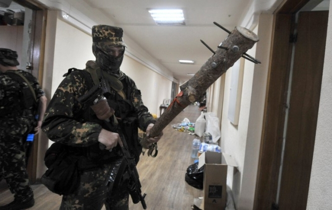 В Донецке за сутки террористы похитили трех человек и шесть машин