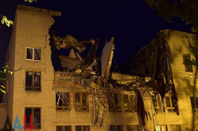 У центрі Донецька прогримів потужний вибух: є постраждалі, - ФОТО