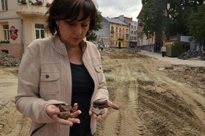 У Львові археологам не дають дослідити знайдені на вулиці рештки