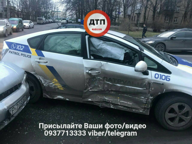 У Києві таксі врізалося в патрульну машину: двоє постраждалих