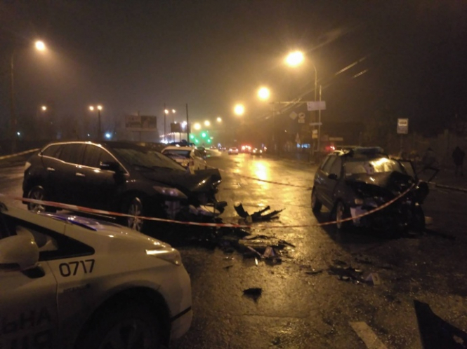 В Киеве сотрудник сервисного центра МВД выехал на встречную и столкнулся с автомобилем, есть погибший