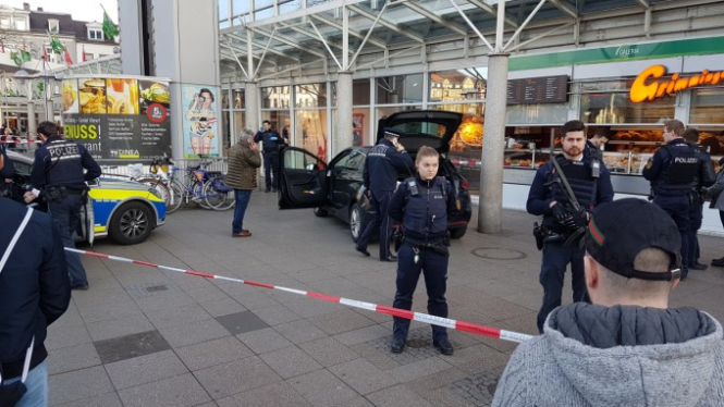 У Німеччині автомобіль в'їхав у натовп, є постраждалі

