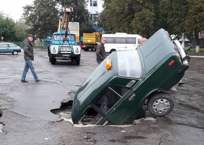 На Київщині автомобіль провалився у яму на проїжджій частині дороги