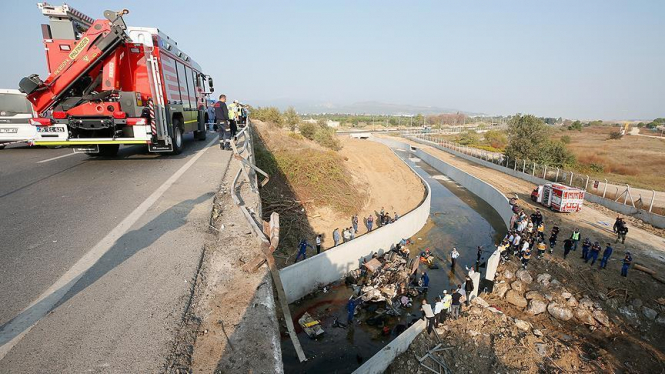 У Туреччині вантажівка з мігрантами впала з мосту: 22 загиблих
