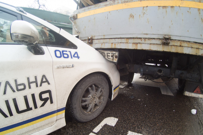У Києві патрульні під час переслідування порушника врізалися у вантажівку 