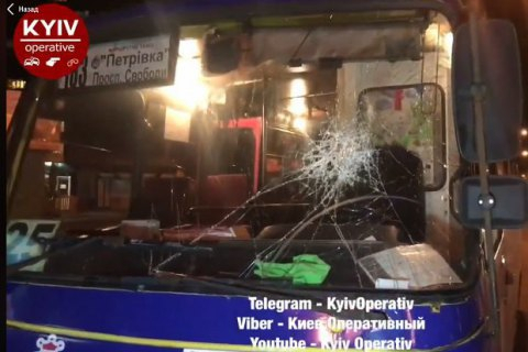 В Киеве водитель легковушки разбил лобовое стекло и фару маршрутки, которая его 