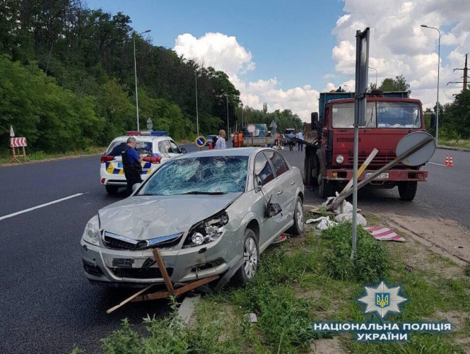 На Київщині автомобіль наїхав на дорожніх робітників, одна людина загинула

