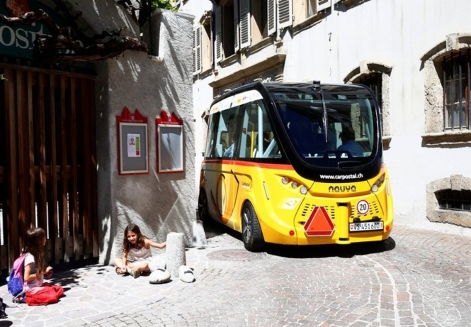 У Швейцарії вулицями міста проїхав перший у світі безпілотний електробус