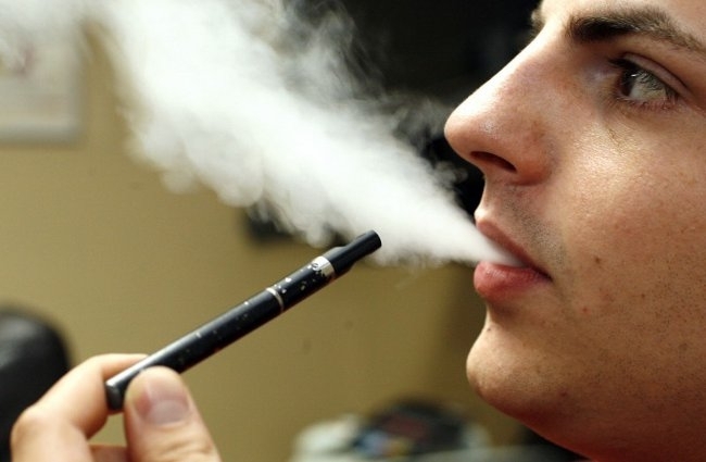 Суд Греції прирівняв електронні сигарети до звичайних