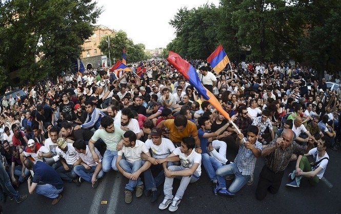 Президент Армении, несмотря на массовые протесты, оставляет Ереван