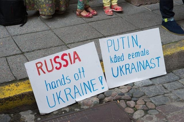 В Эстонии пикетировали посольство РФ, - фото, видео