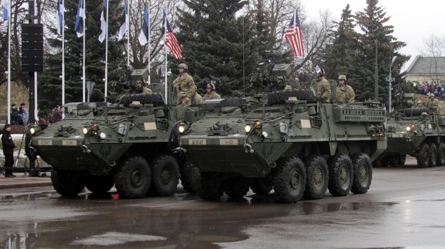 Подразделения НАТО провели военный парад на границе с Россией