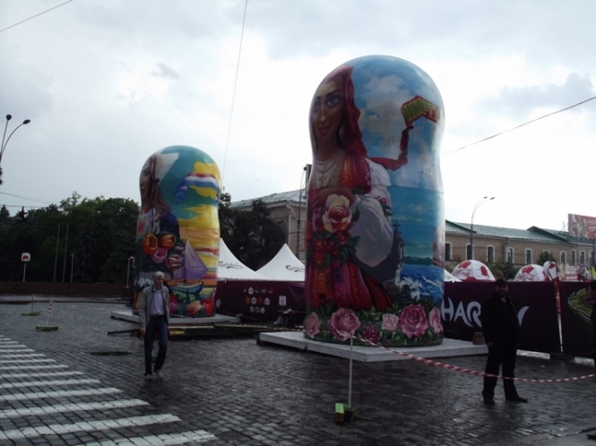 Харківську фан-зону прикрасять матрьошки у національних костюмах збірних