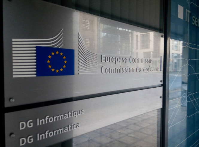 У Єврокомісії засудили інцидент з хорватським прапором у парламенті Сербії
