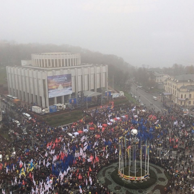 У центрі Києва вже зібралися більше 100 тис людей, які хочуть в Європу