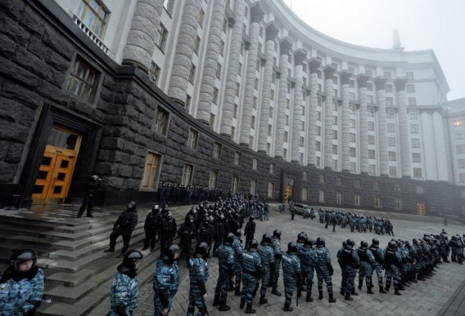 Силовики атакують мітингувальників під носом в Азарова: труять їх газом та нещадно б'ють