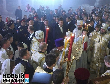 Янукович відзначає Великдень: президент у церкву - люди з церкви