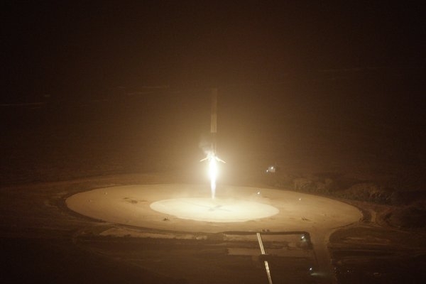 Американська компанія SpaceX успішно посадила ракету Falcon 9 на землю після запуску
