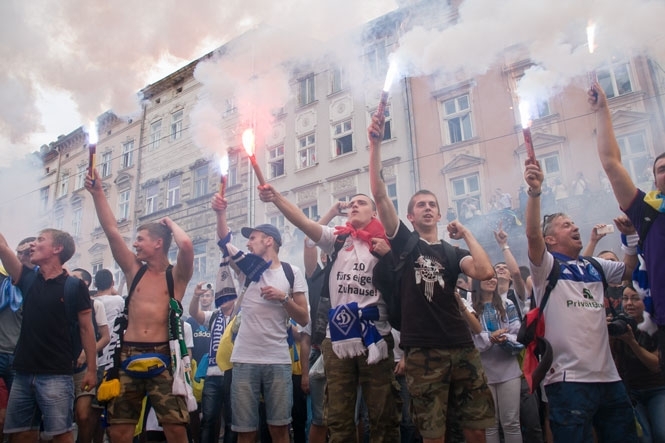 С Динамо могут снять очки за избиение киевскими фанатами темнокожих болельщиков Челси, - видео