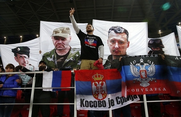 Фанаты сборной России вывесили портрет террориста Гиркина на матче с Молдовой, - фото