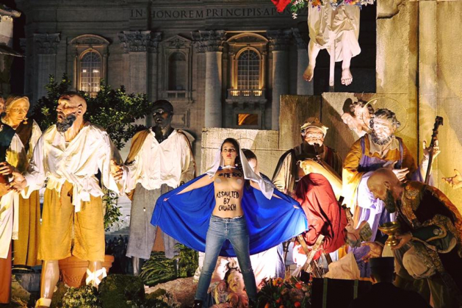 Активістка Femen влаштувала акцію у Ватикані перед різдвяною службою
