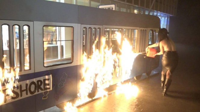Активістка Femen підпалила трамвайний вагон біля магазину Roshen у Вінниці
