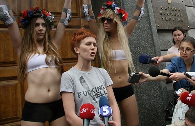 FEMEN не впустили до Росії