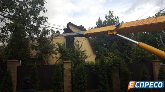 У Києві кран пошкодив будинок і знеструмив провулок