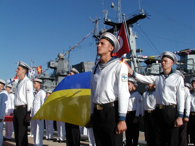 Украинские военные покинут Крым только вместе со своим имуществом, - Соболев
