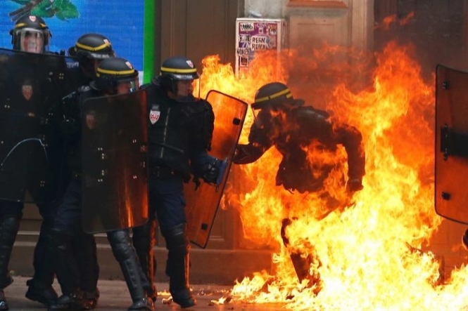 У Франції відбуваються масштабні акції протесту: є поранені, - ВІДЕО