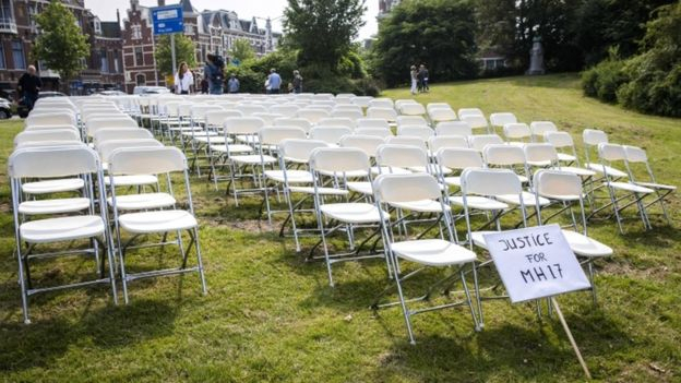 Родственники жертв катастрофы MH17 провели акцию у посольства России в Гааге
