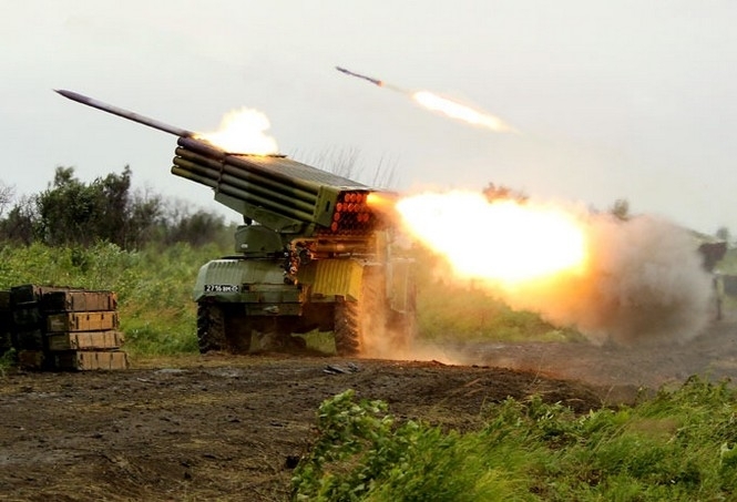 Терористи вночі обстріляли три блок-пости українських військових на Донеччині