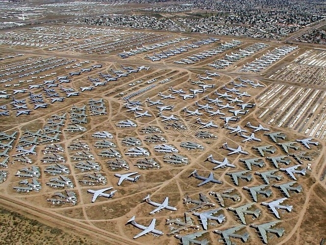 Кладовище розмальованих літаків в Аризоні
