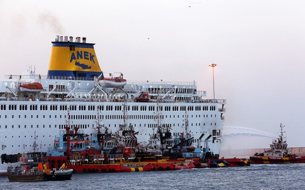 В Греции загорелся паром с тысячей людей на борту