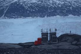 Словно целый город уходит под воду: в Гренландии сняли раскол ледника, - ВИДЕО