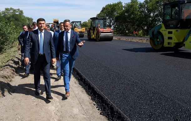 Гройсман анонсировал масштабный ремонт дорог со времен независимости Украины