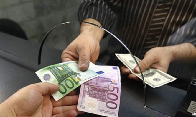 Українці все менше зберігають заощадження в іноземній валюті