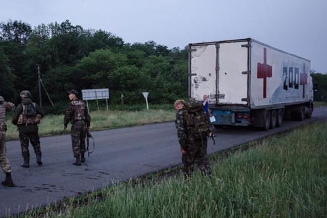 Ночью террористы вывезли в Россию пять грузовиков с 