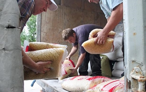 Жителям Луганска раздают украинскую гуманитарную помощь