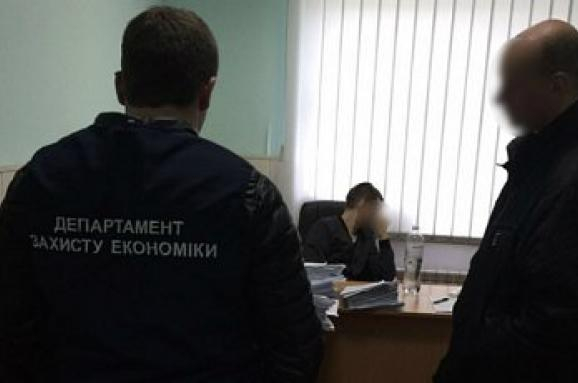 В Киеве задержали госисполнителя на взятке в 90 тысяч гривен